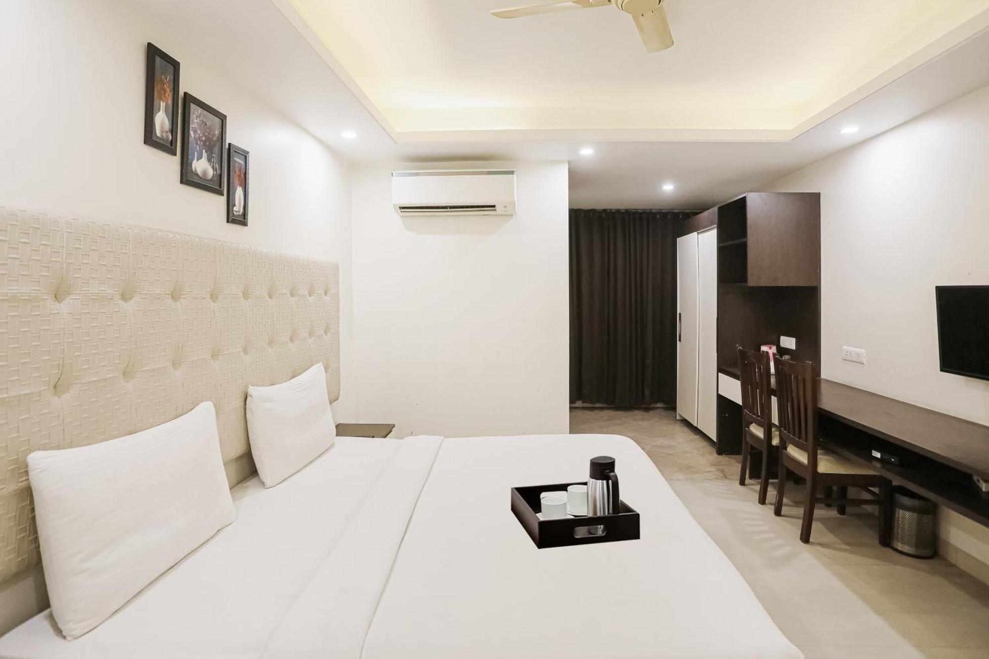 Townhouse The Amv Hotel Гургаон Екстериор снимка