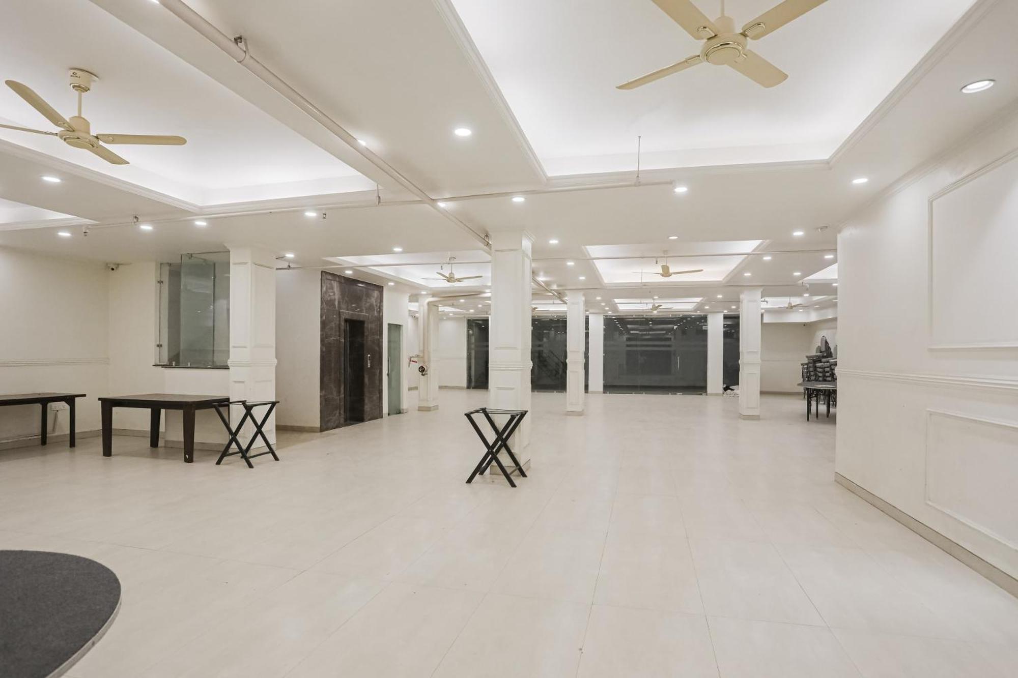 Townhouse The Amv Hotel Гургаон Екстериор снимка