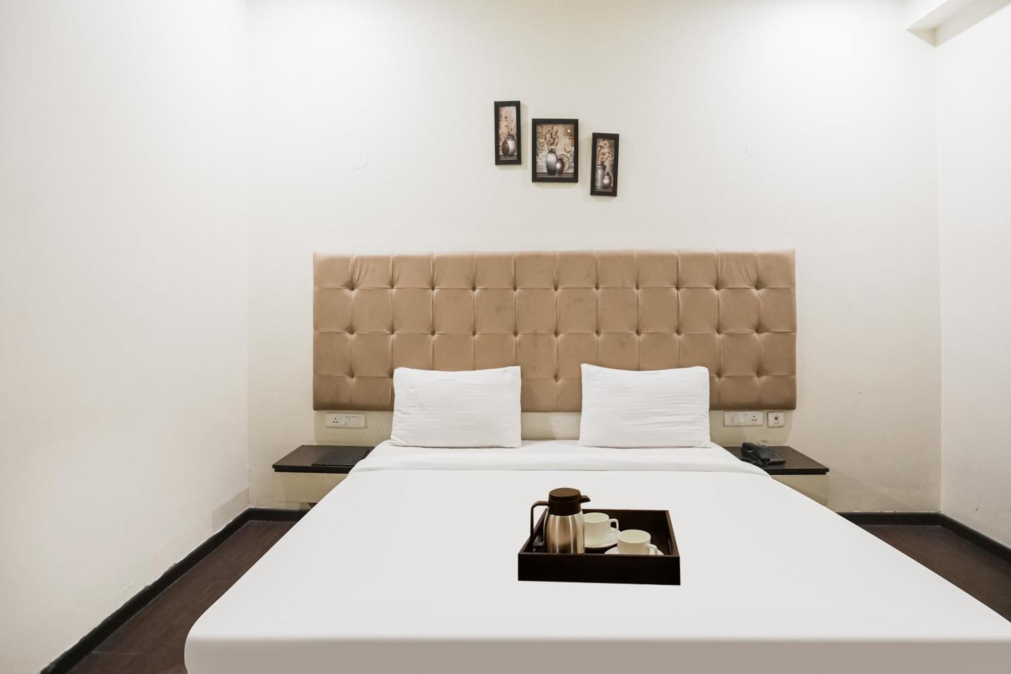 Townhouse The Amv Hotel Гургаон Екстериор снимка