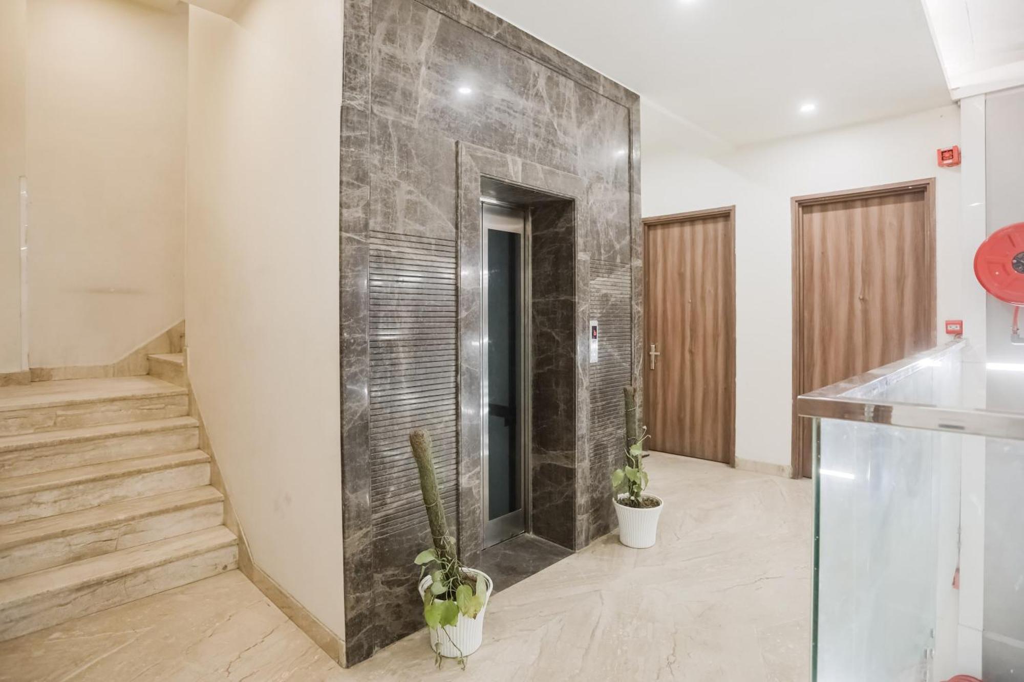 Townhouse The Amv Hotel Гургаон Екстериор снимка