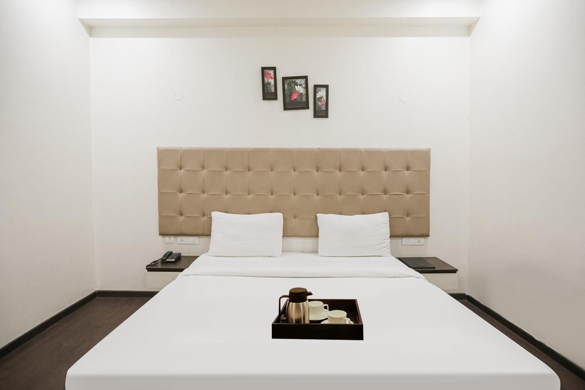 Townhouse The Amv Hotel Гургаон Екстериор снимка
