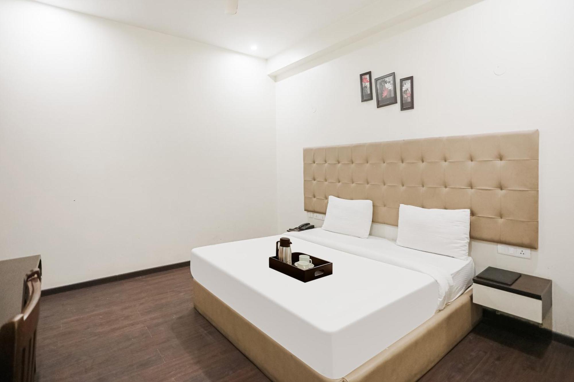 Townhouse The Amv Hotel Гургаон Екстериор снимка