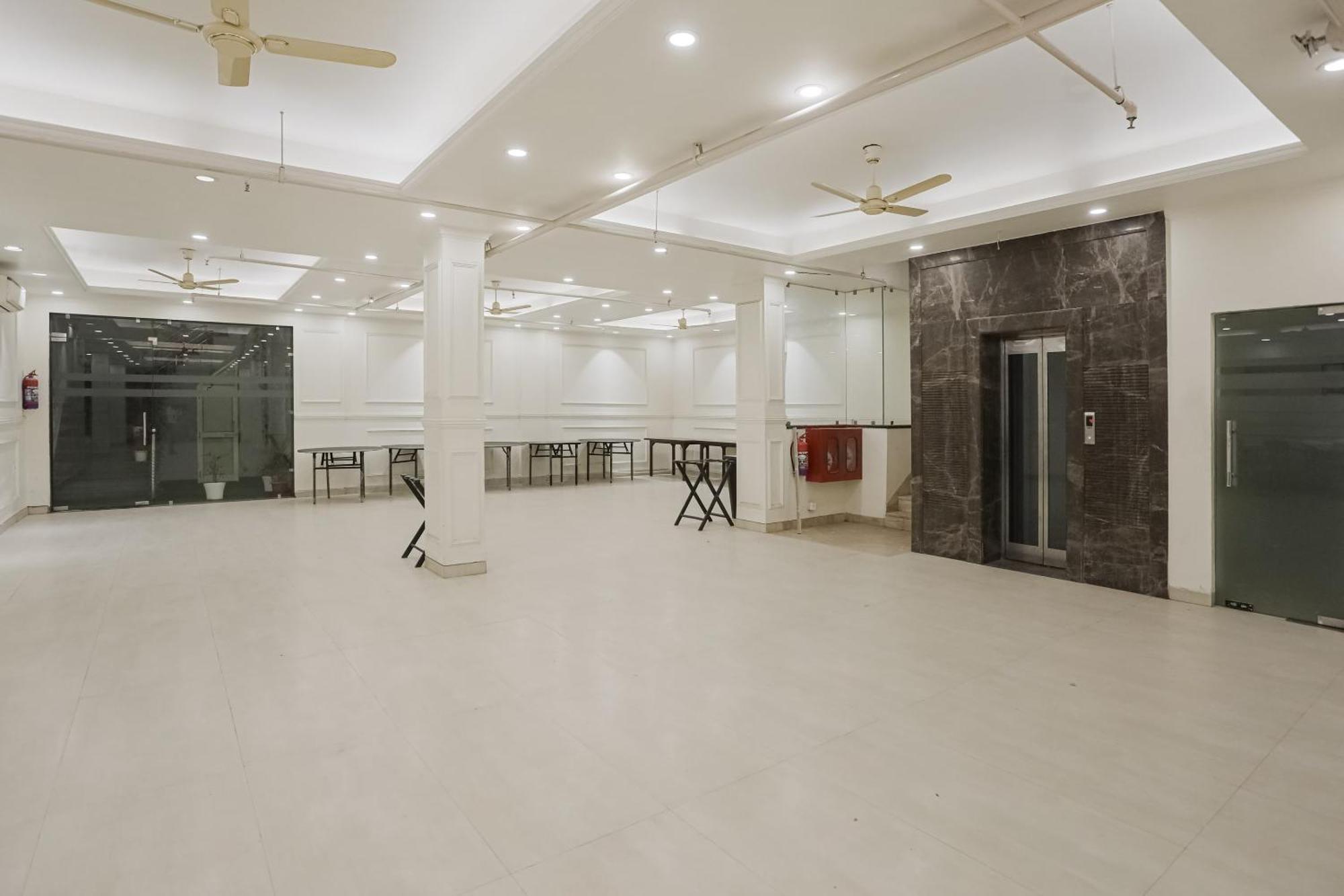 Townhouse The Amv Hotel Гургаон Екстериор снимка