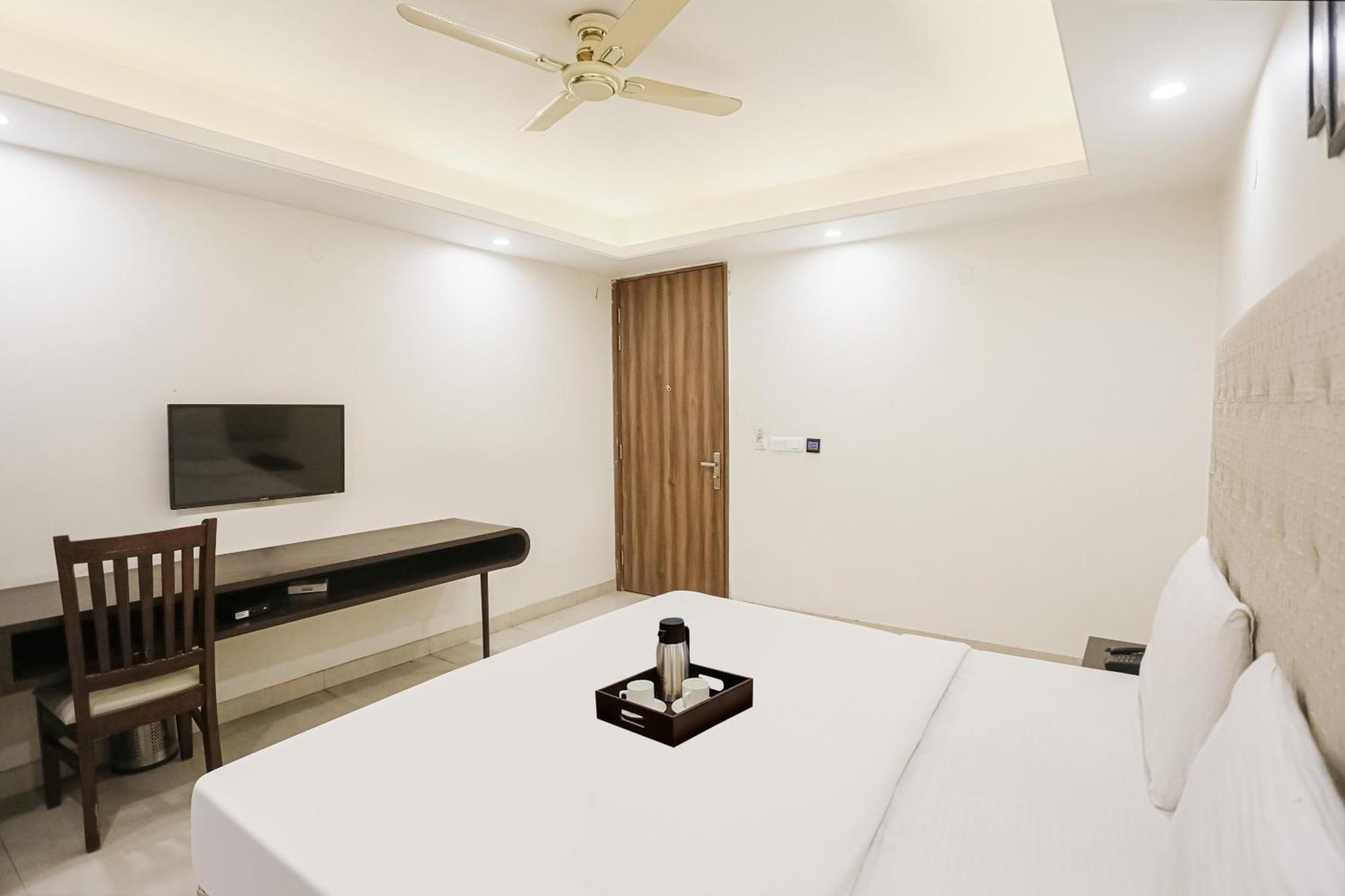 Townhouse The Amv Hotel Гургаон Екстериор снимка