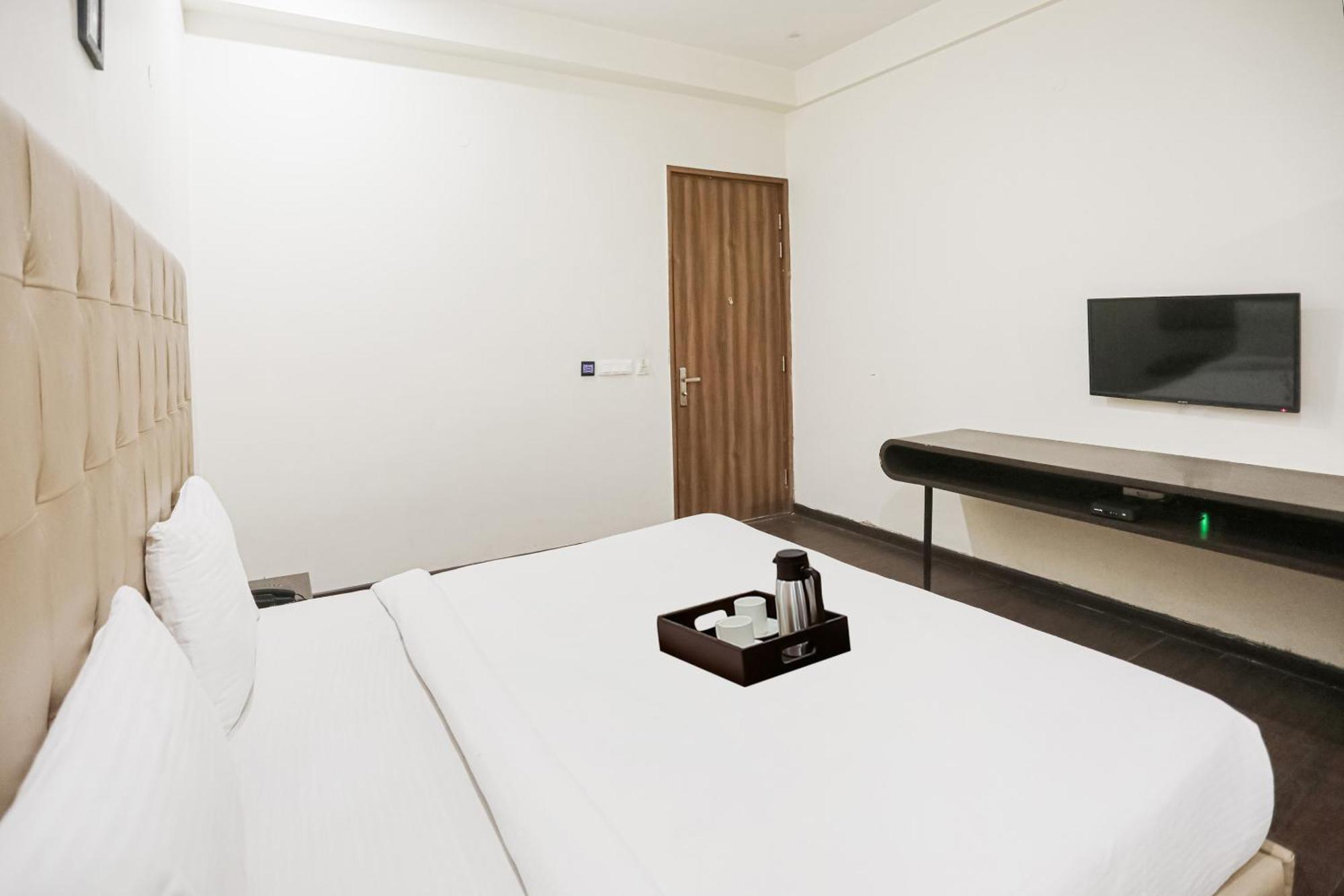 Townhouse The Amv Hotel Гургаон Екстериор снимка