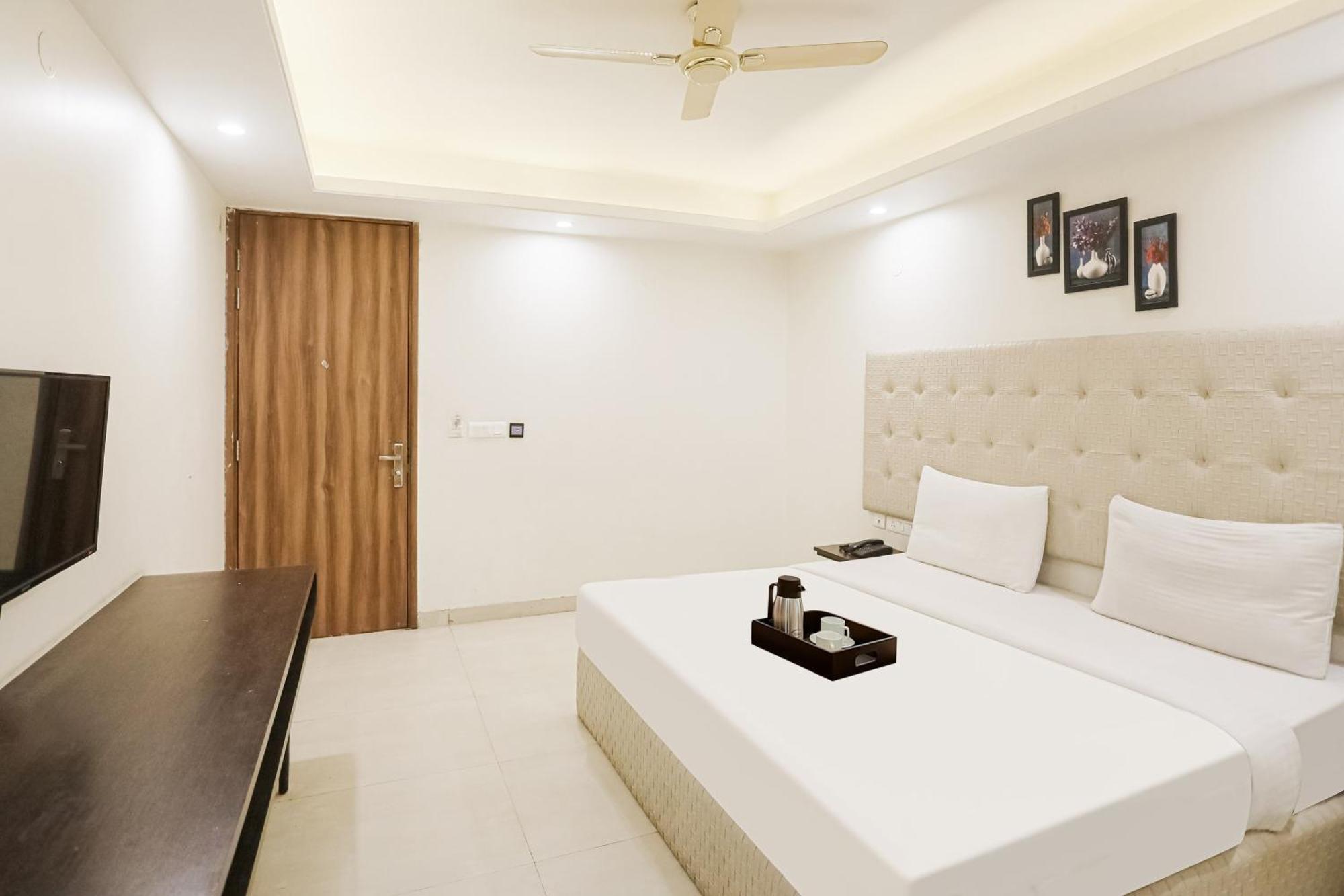 Townhouse The Amv Hotel Гургаон Екстериор снимка
