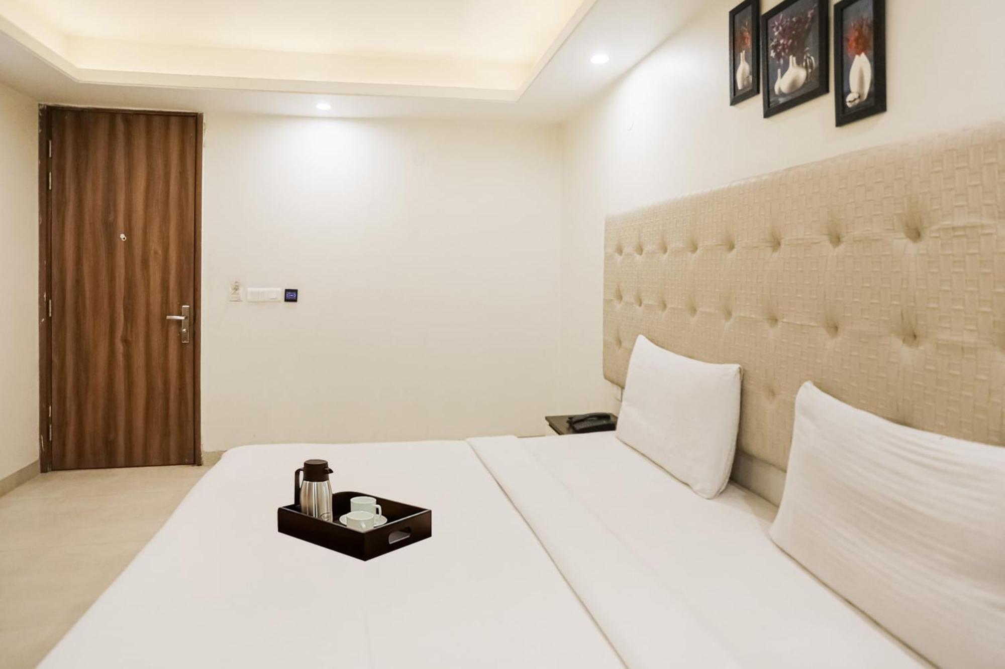 Townhouse The Amv Hotel Гургаон Екстериор снимка