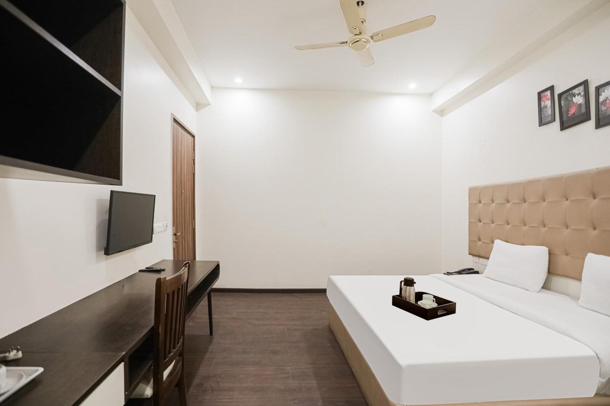 Townhouse The Amv Hotel Гургаон Екстериор снимка