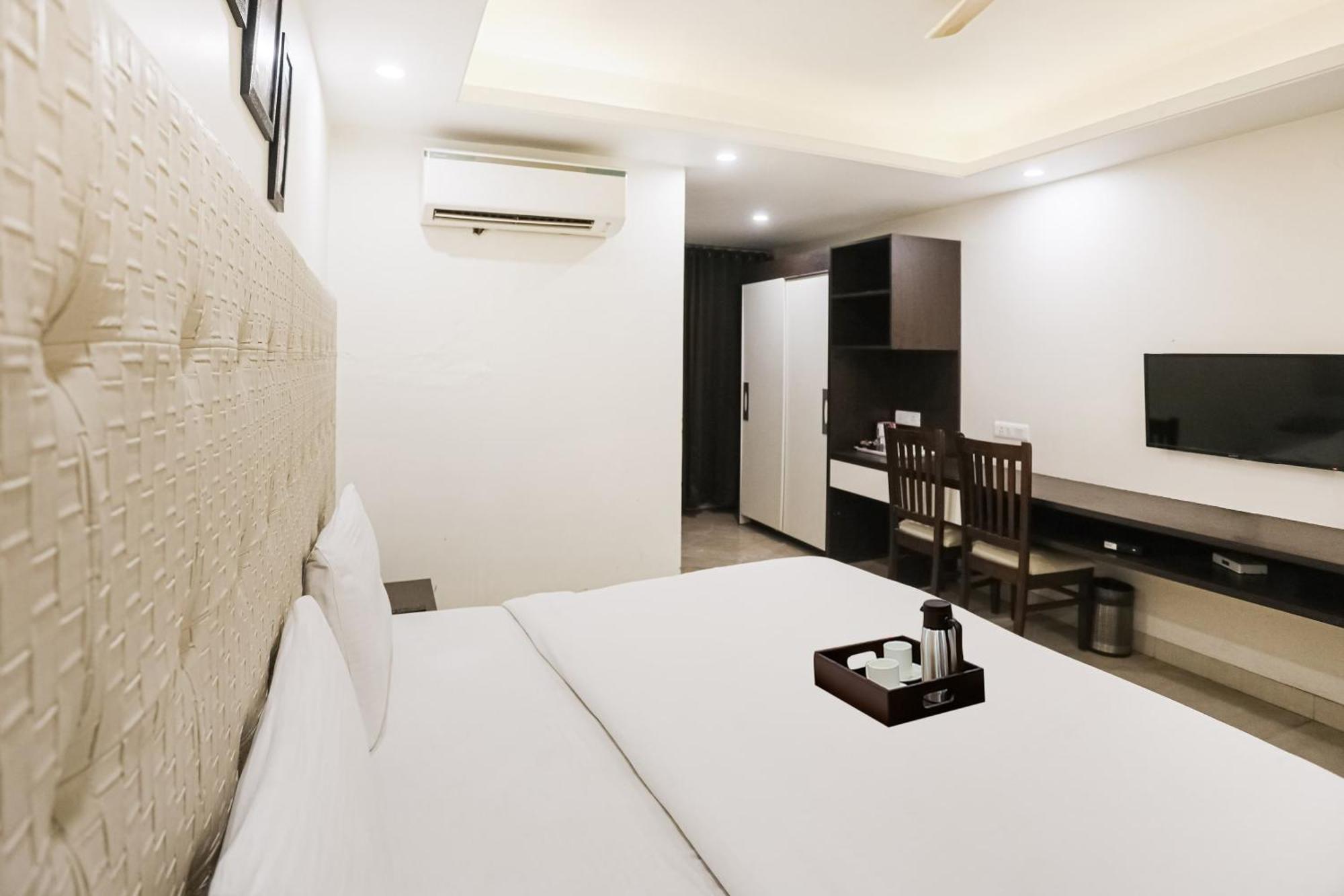 Townhouse The Amv Hotel Гургаон Екстериор снимка