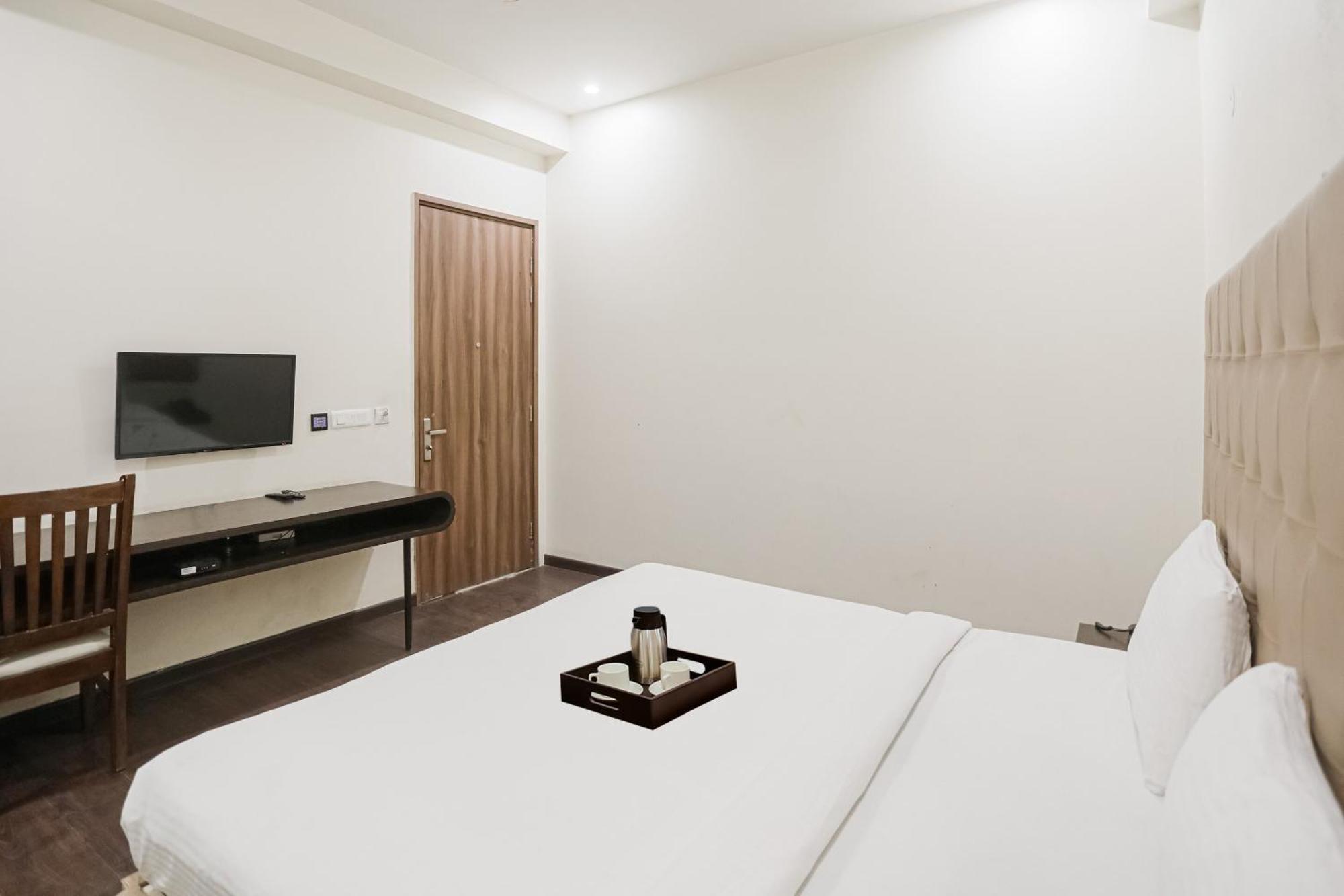 Townhouse The Amv Hotel Гургаон Екстериор снимка